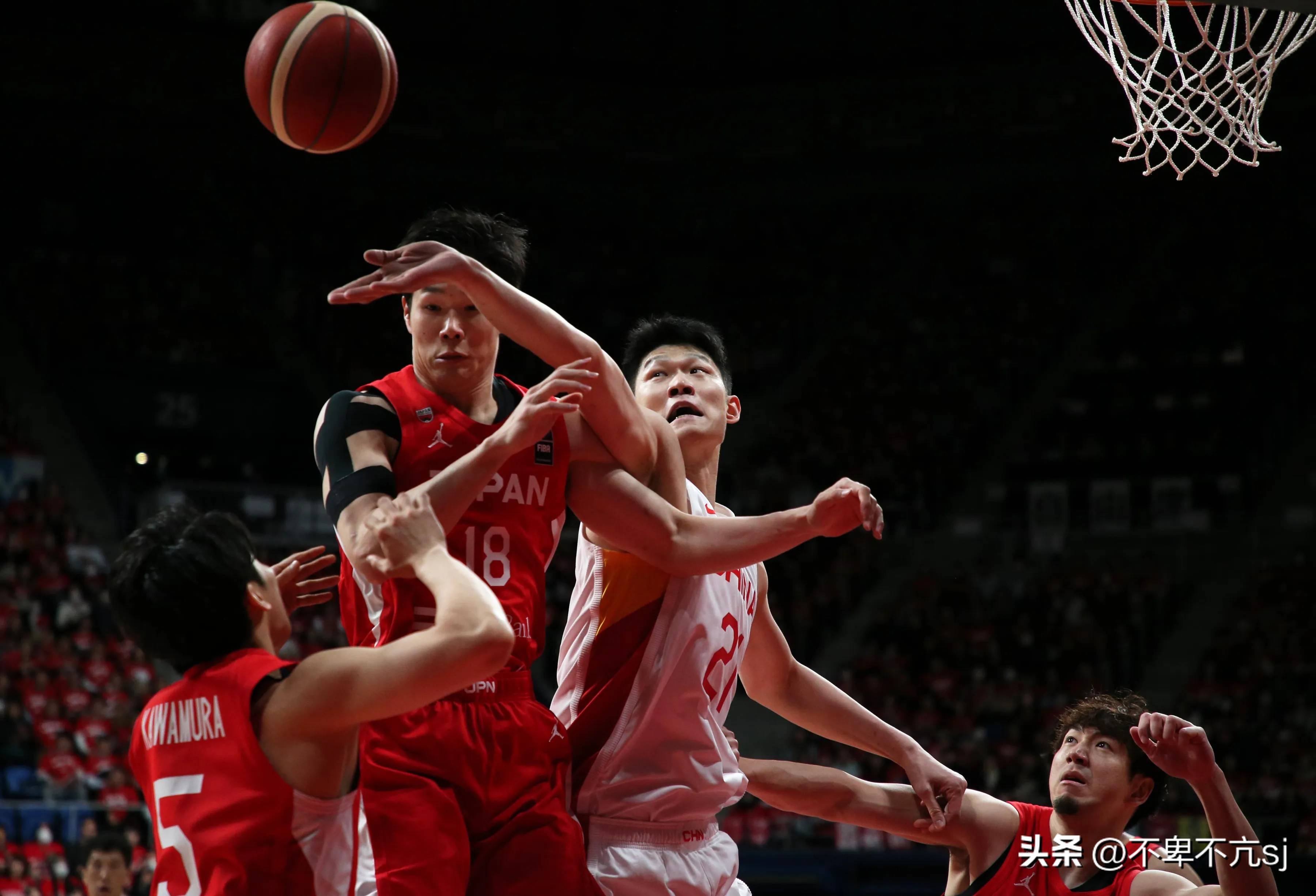 亚洲明日之星在篮球比赛中亮相