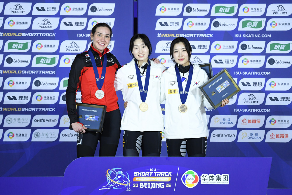 短道速滑选手凭借超强实力夺冠 短道速滑选手凭借超强实力夺冠