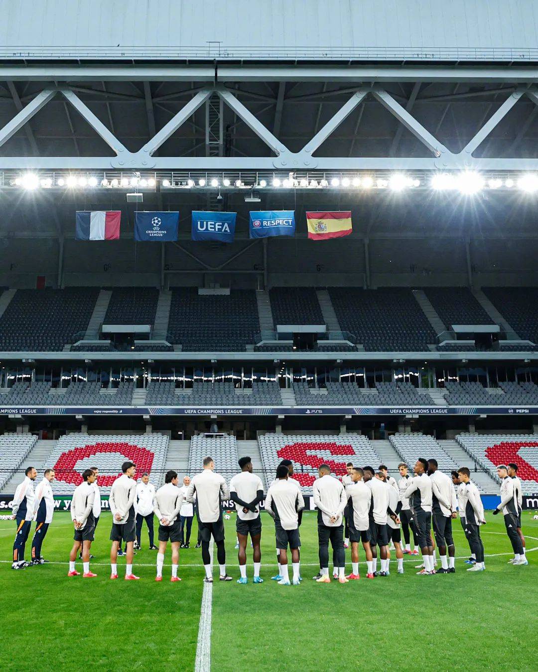 欧冠燃烧之战,顶尖球员在场上交锋 欧冠燃烧之战,顶尖球员在场上交锋