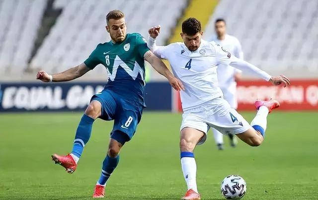 阿尔巴尼亚队在激战中战胜对手，晋级下一轮