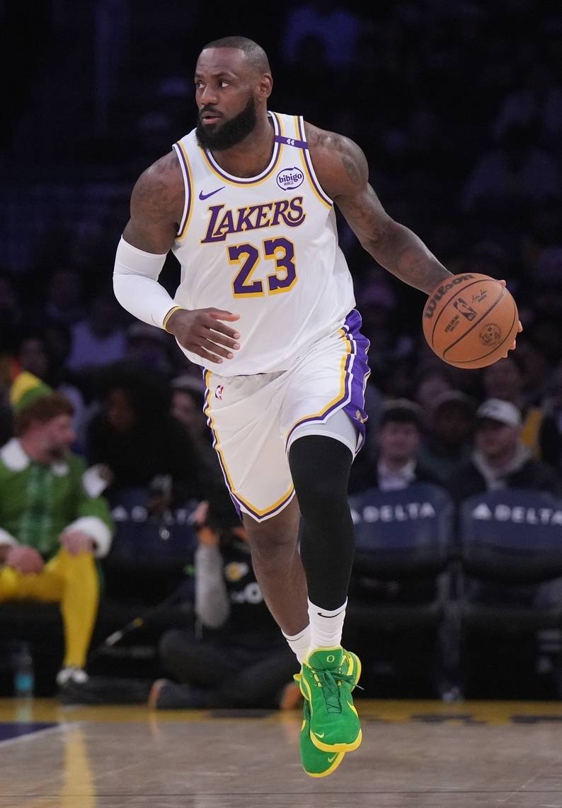 篮球巨星詹姆斯助湖人擒下人