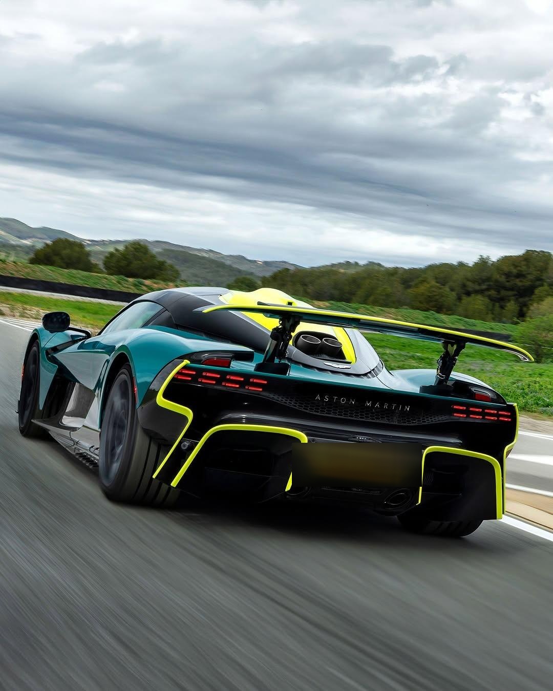 关于迈凯伦横扫阿斯顿马丁，皮亚斯特里高光表现的信息