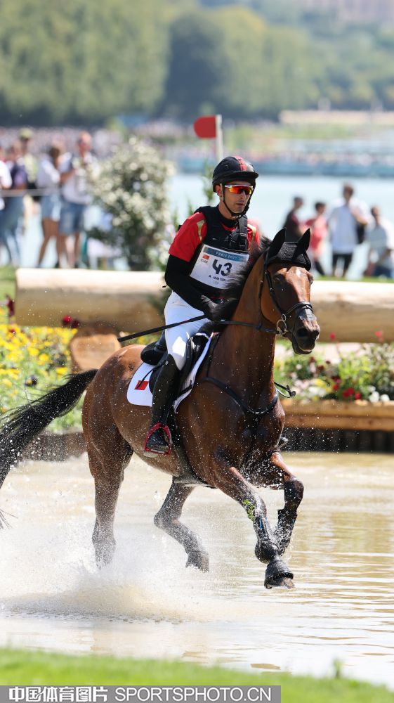 阿联酋马术选手稳中有变，夺取银牌