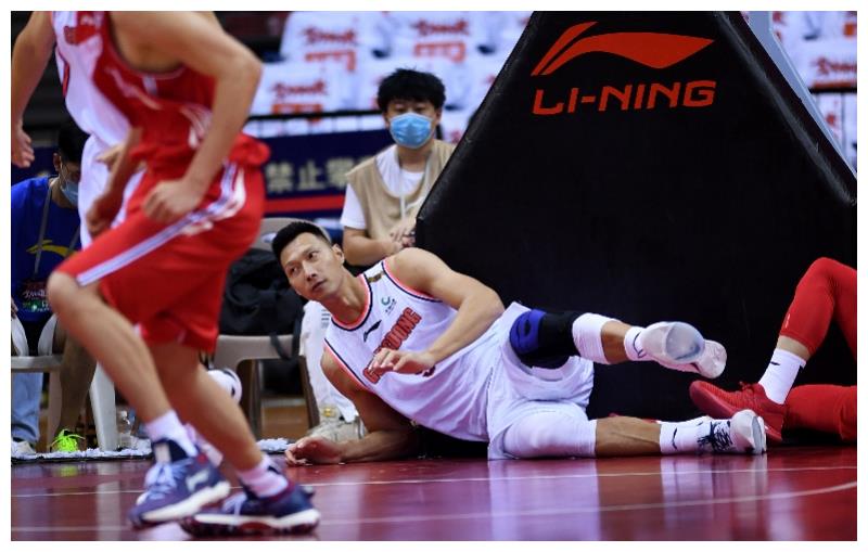 四川队完胜青岛队，易建联统治全场