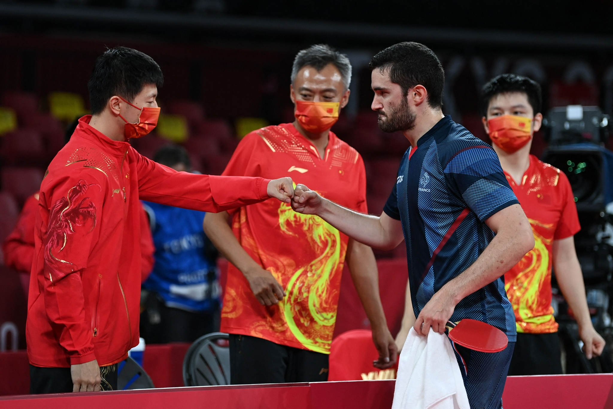 法国队横扫英格兰队，马龙统治全场