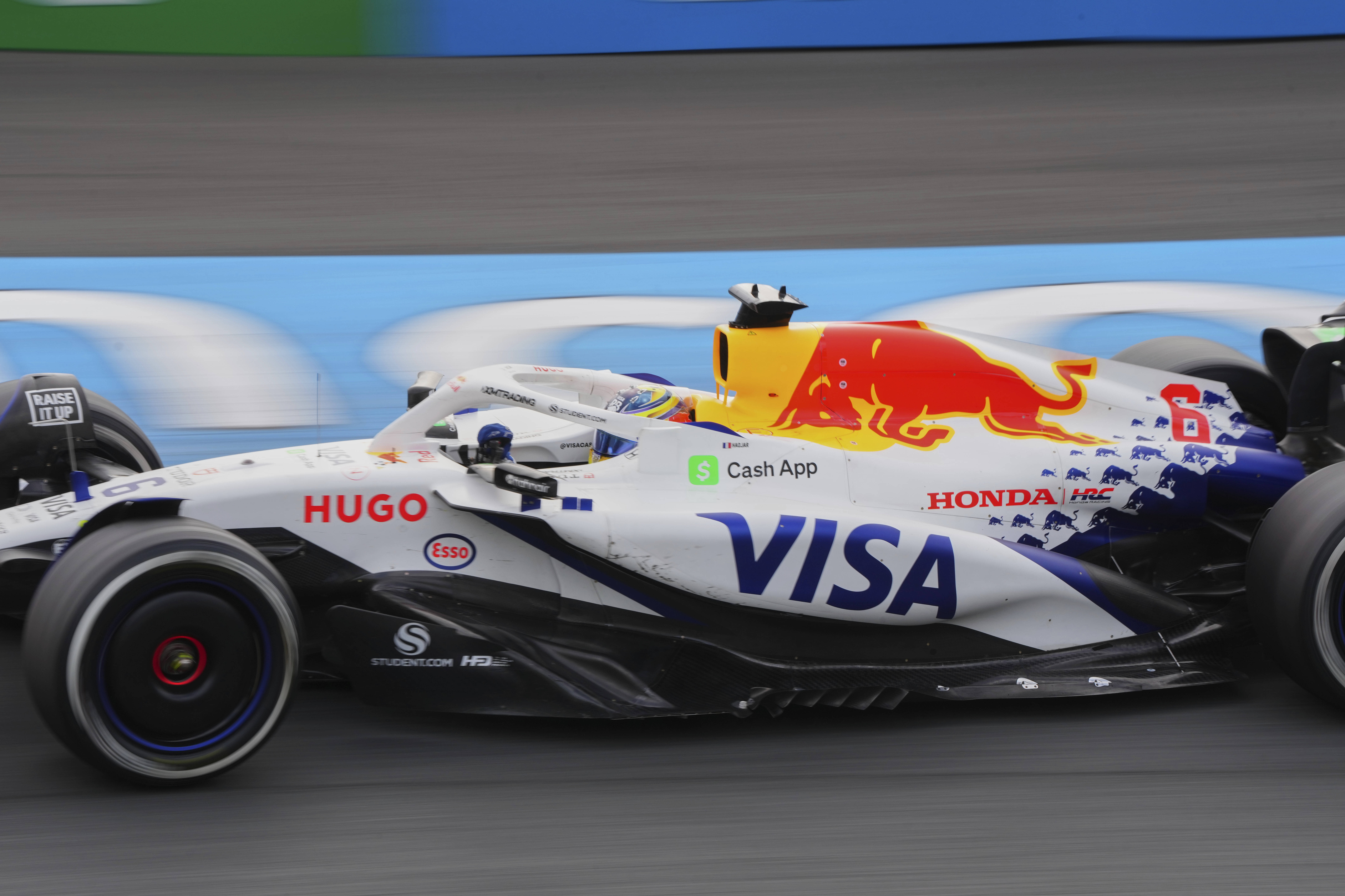 红牛二队横扫迈凯伦,塞恩斯点燃赛场 红牛二队横扫迈凯伦,塞恩斯点燃赛场